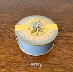Excellent condition new in box 1940 s vintage Linda Lee dusting powder in box vintage cosmetics loose body powder with puff and Brooche
