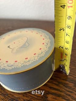 Excellent condition new in box 1940 s vintage Linda Lee dusting powder in box vintage cosmetics loose body powder with puff and Brooche