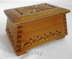 Hand engraved wooden box, Vintage wooden box, Wooden jewelry box, Wooden box with lid, Small wooden box