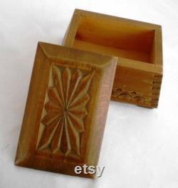 Hand engraved wooden box, Vintage wooden box, Wooden jewelry box, Wooden box with lid, Small wooden box