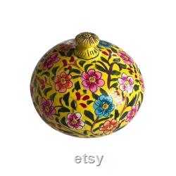 Kashmiri hand-painted papier-mâché powder box