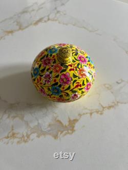 Kashmiri hand-painted papier-mâché powder box