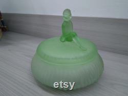 L E Smith green satin uranium depression glass powder jewelry Box w Lid trinket sexy woman 5.5 tall great shape
