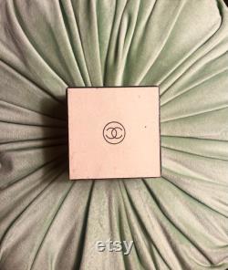 RARE CHANEL No. 5 Face Powder Box. Sealed and unused from the 1940s. Collector little treasure box in color Rose Ocrée, No 5001, Vintage