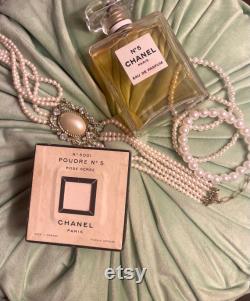 RARE CHANEL No. 5 Face Powder Box. Sealed and unused from the 1940s. Collector little treasure box in color Rose Ocrée, No 5001, Vintage