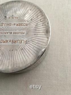 ROGER and GALLET LALIQUE designed Fleur's d' Amour powder box c.1920