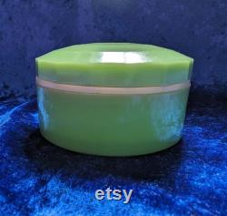 Vintage 1930s 'Chic-Pak' Powder Puff Green Plastic (Bakelite )