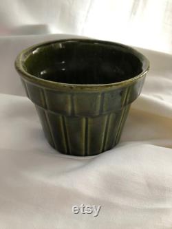 Vintage Ungemach ceramic small flowerpot number 613, avocado green galzed pottery planter, in good condition with no chips or scratches.