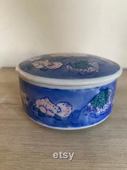Vintage chinoiserie ceramic powder jar. Vintage chinoiserie trinket box