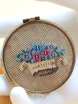 Vintage petit stitch top powder compact box