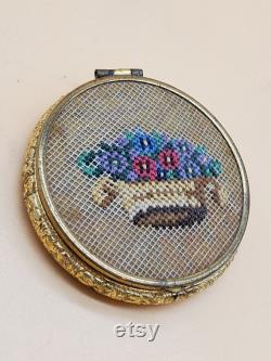 Vintage petit stitch top powder compact box