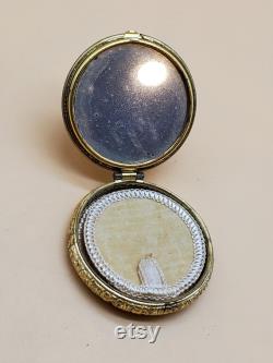 Vintage petit stitch top powder compact box