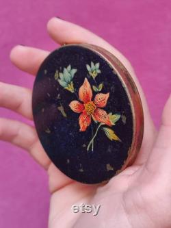 Vintage powder box Retro fashion makeup box Round metallic box Flower pattern powder box Vtg Compact Antique luxury powder box Ladies gift