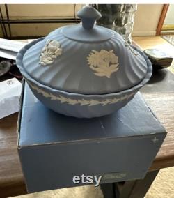 Wedgwood Jasperware Fluted POWDER CANDY TRINKET Box w Lid New free ship