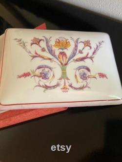 vintage 1950s Elizabeth Arden powder box. measures 6 w x 4 h.