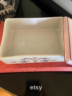 vintage 1950s Elizabeth Arden powder box. measures 6 w x 4 h.