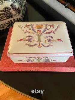 vintage 1950s Elizabeth Arden powder box. measures 6 w x 4 h.