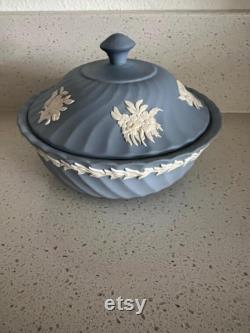 vintage Wedgwood Queensware Powder Dresser Candy jar dish trinket England floral design